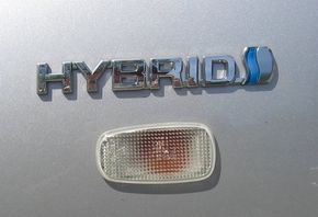 Toyota va construi numai hibride in 2020