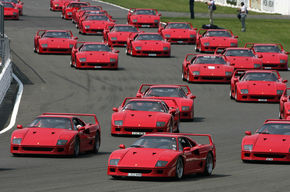 Ce peisaj! 385 de Ferrari-uri in acelasi timp pe circuit!