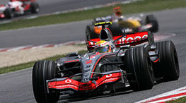 Hamilton nu se teme de atacul pilotilor de la Ferrari