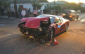 Ferrari Testarossa, cu toata viteza in zid