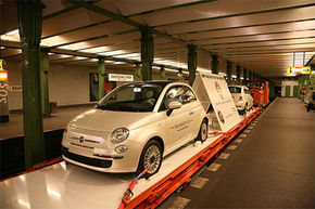 Fiat 500 se promoveaza la metrou in Berlin