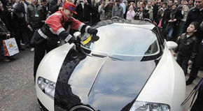 Multimea aplauda amendarea unui Bugatti Veyron