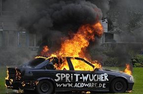 BMW incendiat ca protest impotriva pretului benzinei