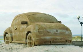 VW Beetle gigant, sculptat din nisip
