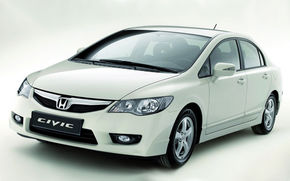 Honda lanseaza Civic facelift - sedan si hibrid