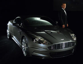 Aston Martin ii ofera masini pe viata lui Daniel Craig