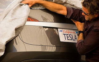 Tesla dezvaluie primul teaser al sedanului electric