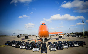Record mondial: 30 de Smart-uri intr-un Boeing 747