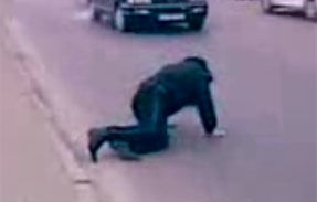 VIDEO: Un politist beat din Chisinau cade intre masini