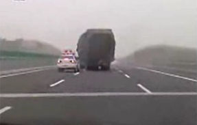VIDEO: Un camionagiu chinez isi bate joc de politie