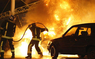 Francezii au ars masini in loc de artificii de Revelion