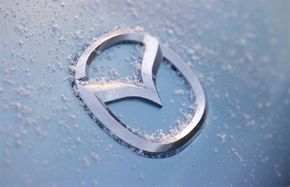 Mazda reduce productia si taie salariile