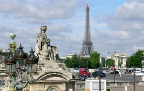 Guvernul francez taie primele sefilor Renault si PSA