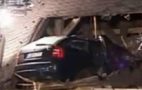 VIDEO: Un tanar sofer "plonjeaza" pe acoperisul unei biserici