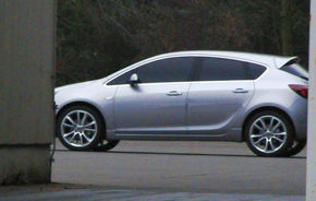 Noul Opel Astra a fost surprins fara camuflaj