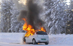 FOTOSPION: Fiat Grande Punto Facelift ia foc in timpul unui test