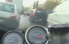 VIDEO: Un motociclist nebun ignora regulile si goneste printre masinile orasului