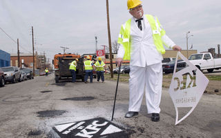 KFC repara gaurile din asfalt