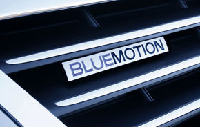 Volkswagen va lansa Passat BlueMotion pe benzina