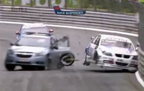 VIDEO: Accident idiot in cursa de WTCC de la Pau