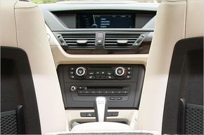 Prima imagine cu interiorul lui BMW X1