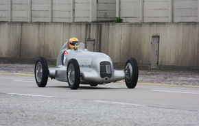 Galerie foto: Hamilton a pilotat un Mercedes W25 din 1934