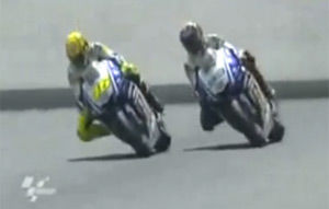 VIDEO: Rossi castiga senzational in Moto GP la Catalunya in ultimul viraj