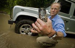 Land Rover a lansat un telefon rezistent la socuri, apa si noroi
