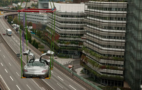 FOTO: Noul Mercedes SLS AMG "zboara" peste orasul Stuttgart