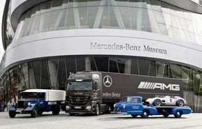 Mercedes sarbatoreste 75 de ani de la primul transportor de masini de competitie