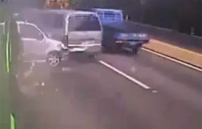 VIDEO: Un autobuz scapat de sub control face ravagii pe o autostrada