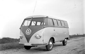 Volkswagen sarbatoreste 60 de ani de la debutul lui Transporter
