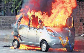 Un Tata Nano a luat foc in India