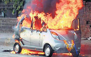 Un Tata Nano a luat foc in India