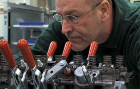 VIDEO: Cum se asambleaza manual motorul unui Bentley Mulsanne