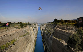 Spectacol deasupra Canalului Corint: salt de 85 de metri cu motocicleta