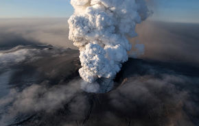 Vulcanul islandez emite cat 25.000 de ture cu Elise in jurul Ecuatorului