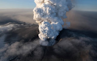 Vulcanul islandez emite cat 25.000 de ture cu Elise in jurul Ecuatorului