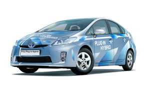 Toyota testeaza la scara larga versiunea plug-in a lui Prius