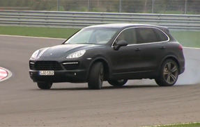 VIDEO: Autocar "incinge" noul Porsche Cayenne pe circuit