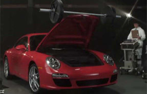 VIDEO: Mini parodiază din nou Porsche în reclamele sale
