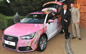 Elton John scoate la licitaţie un Audi A1 Art Car unicat