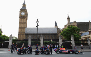 GALERIE FOTO şi VIDEO: Red Bull a făcut o demonstraţie de F1 în centrul Londrei