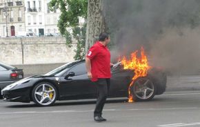 Un Ferrari 458 Italia a luat foc în Paris
