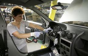 Angajaţii Dacia vor creşteri salariale de 10%, administraţia se opune
