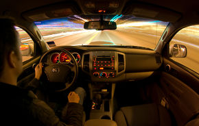 STUDIU: Luminile interioare ambientale le oferă şoferilor un sentiment de siguranţă