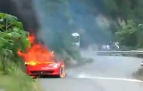 Un alt exemplar Ferrari 458 Italia cuprins de flăcări