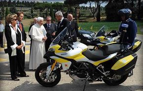 Suveranul Pontif a primit două motociclete Ducati Multistrada