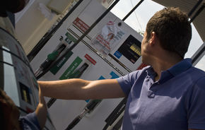 Benzina din România este mai scumpă decât în Germania şi Franţa