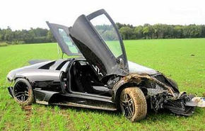 Doi mecanici germani au distrus un Lamborghini adus la service pentru schimbul de ulei